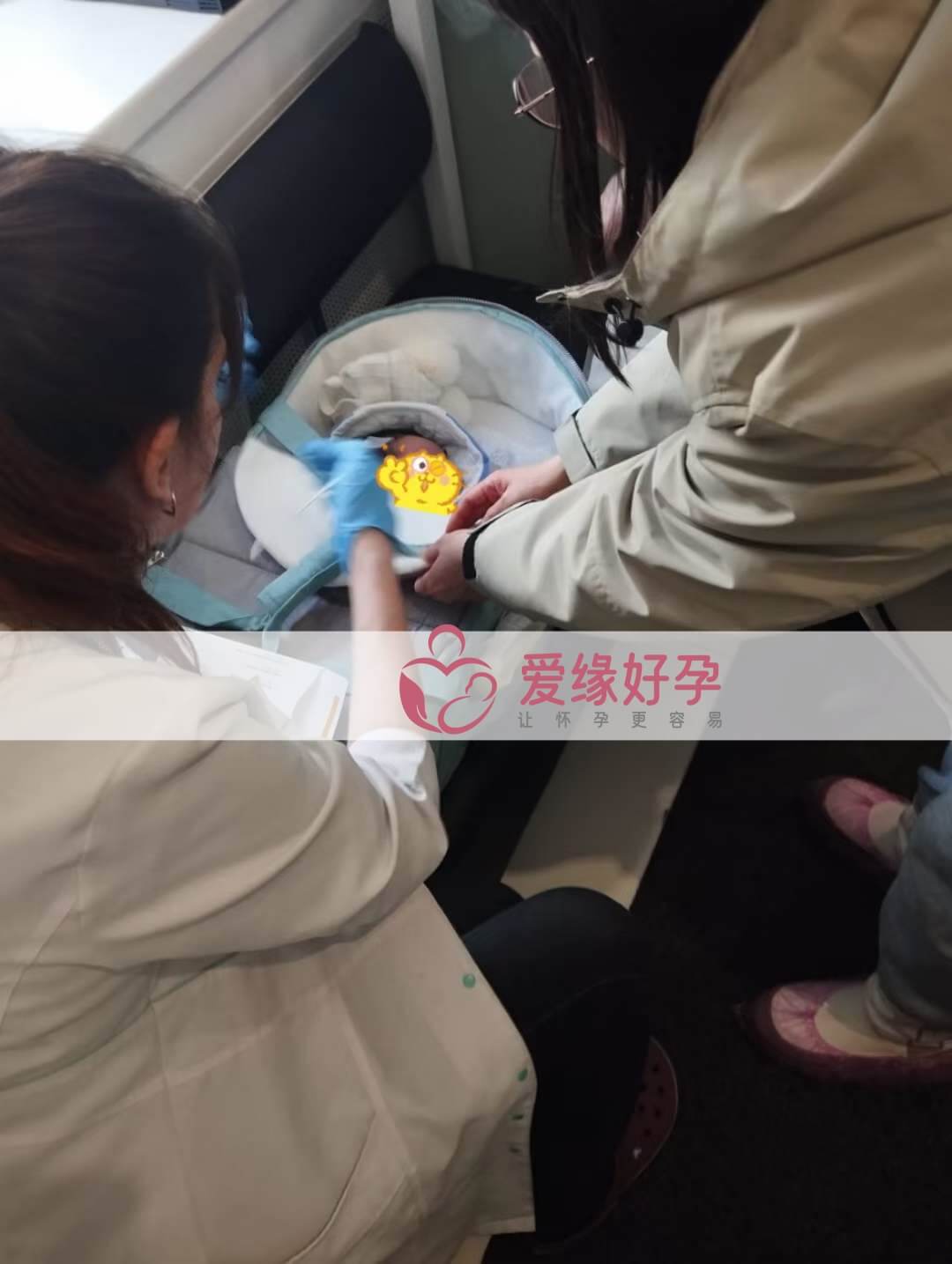 代孕宝宝和委托父母在医院进行亲子鉴定