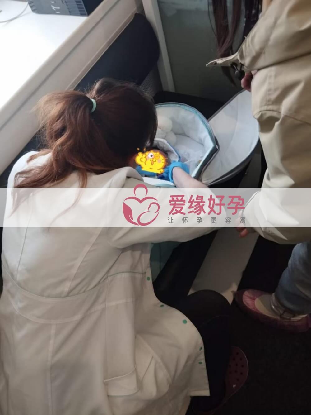 代孕宝宝和委托父母在医院进行亲子鉴定